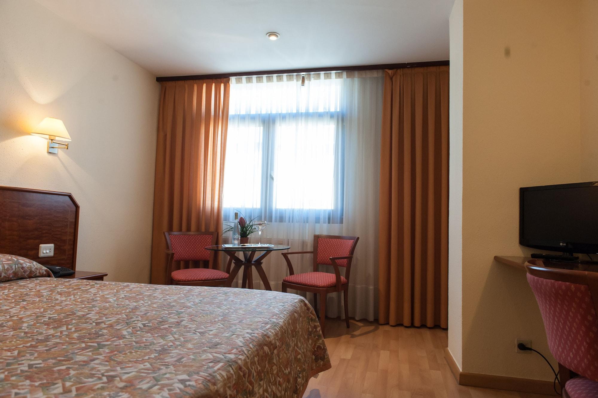 Hotel Unzaga Plaza Эйбар Экстерьер фото