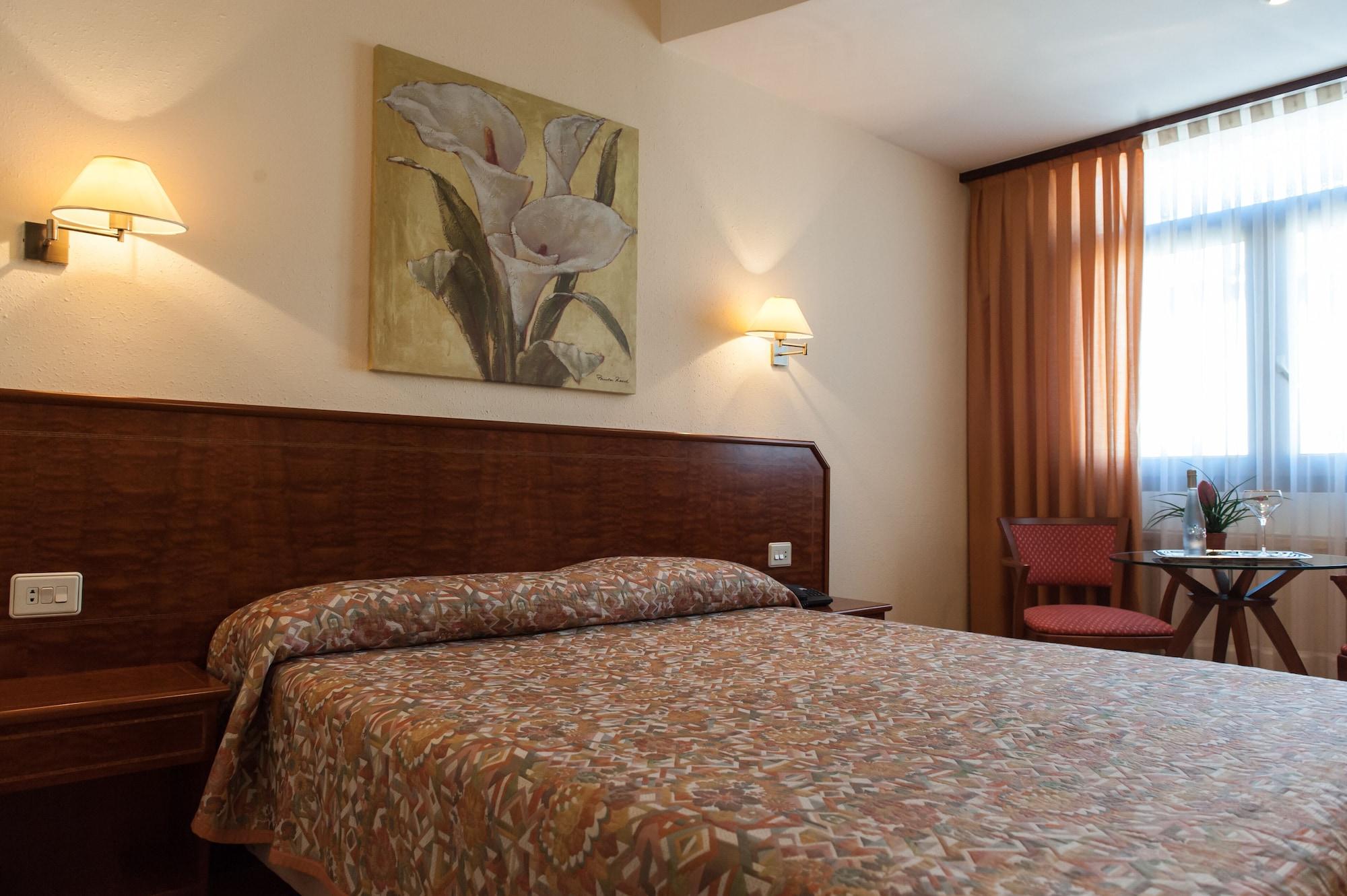 Hotel Unzaga Plaza Эйбар Экстерьер фото