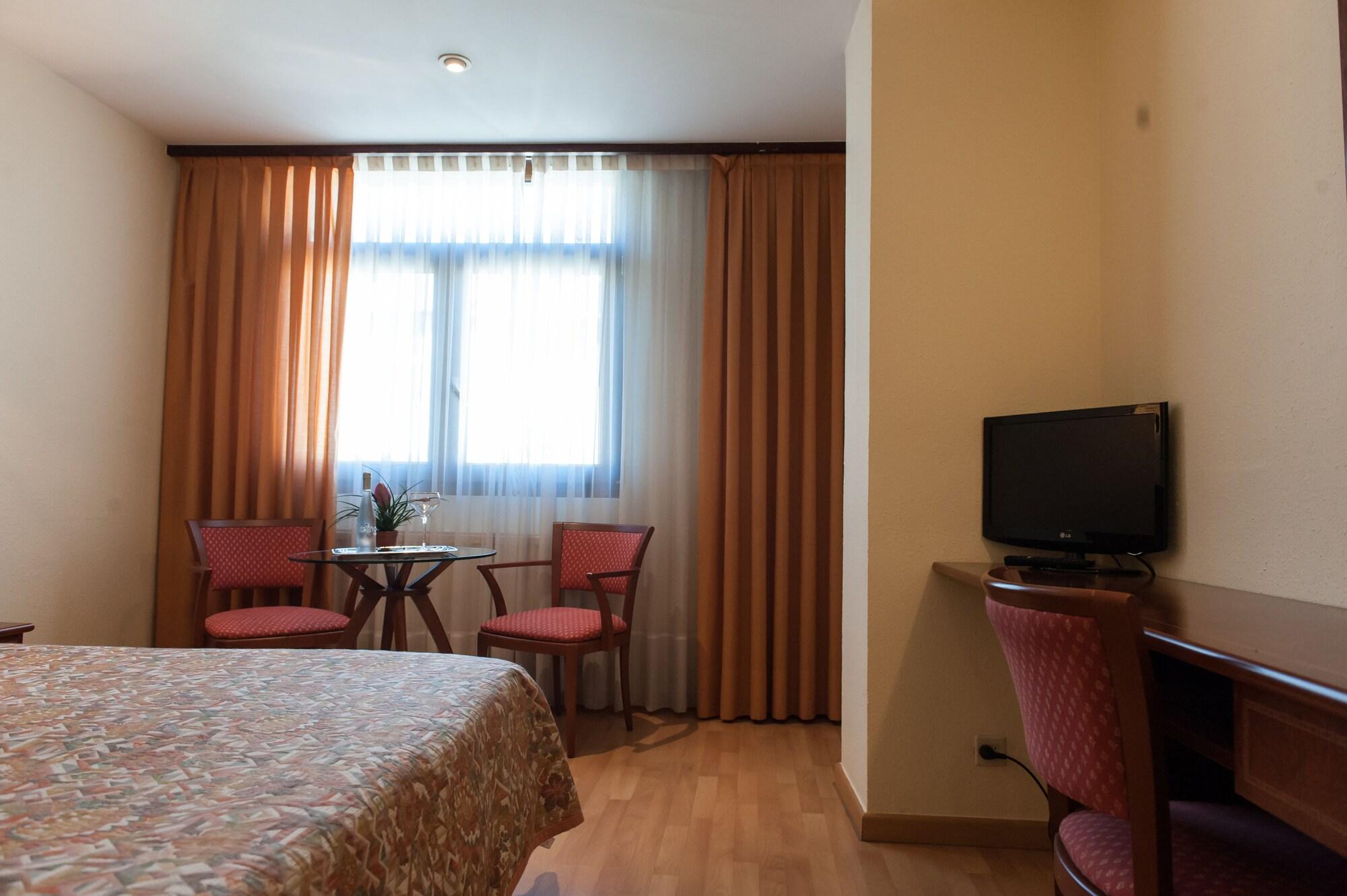 Hotel Unzaga Plaza Эйбар Экстерьер фото