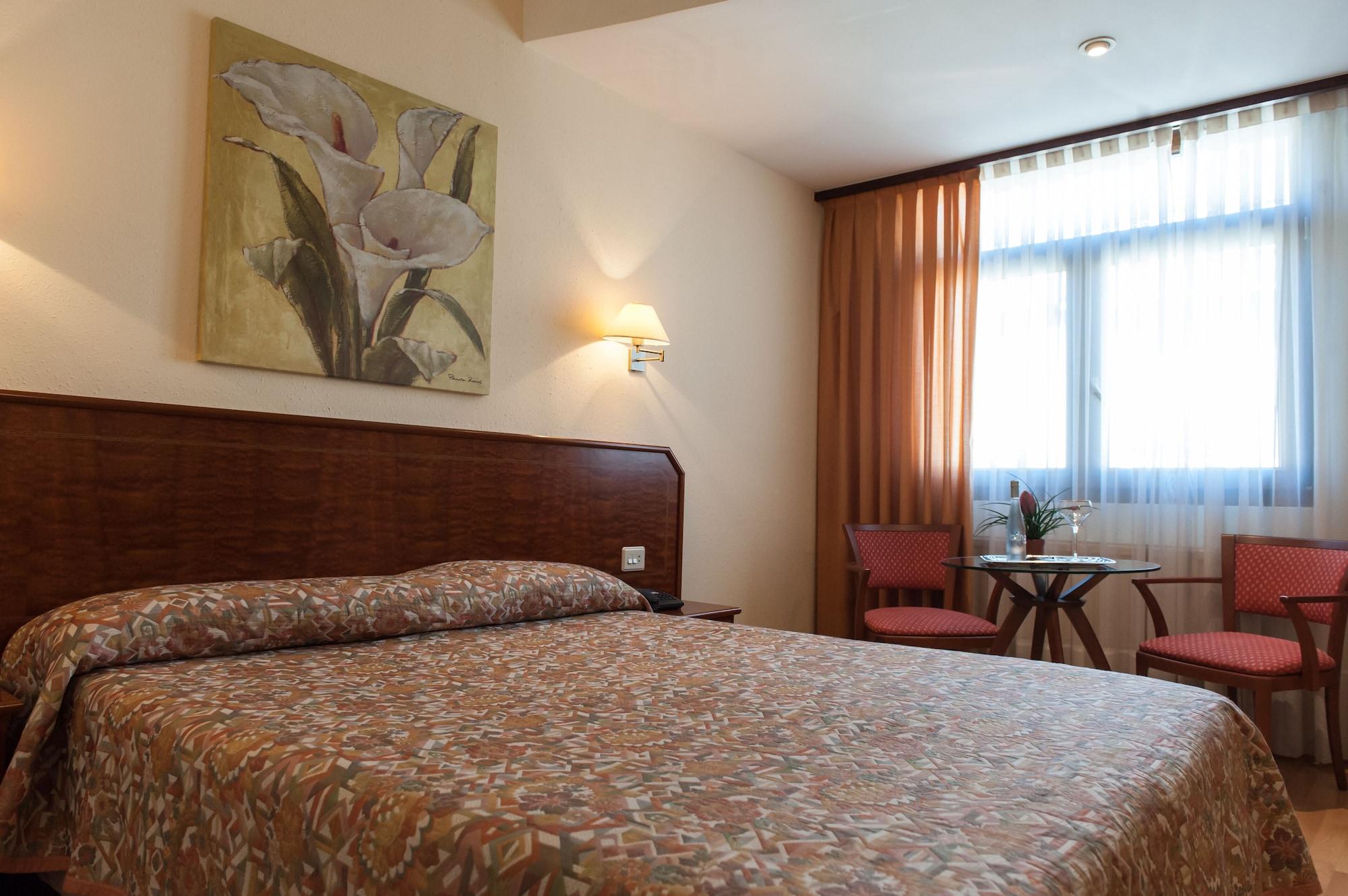 Hotel Unzaga Plaza Эйбар Экстерьер фото