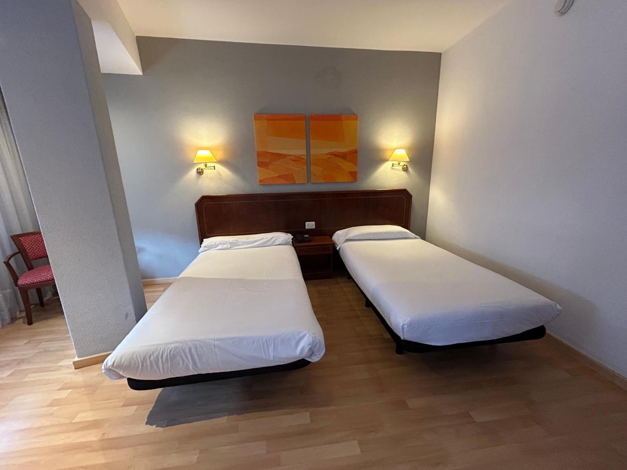 Hotel Unzaga Plaza Эйбар Экстерьер фото