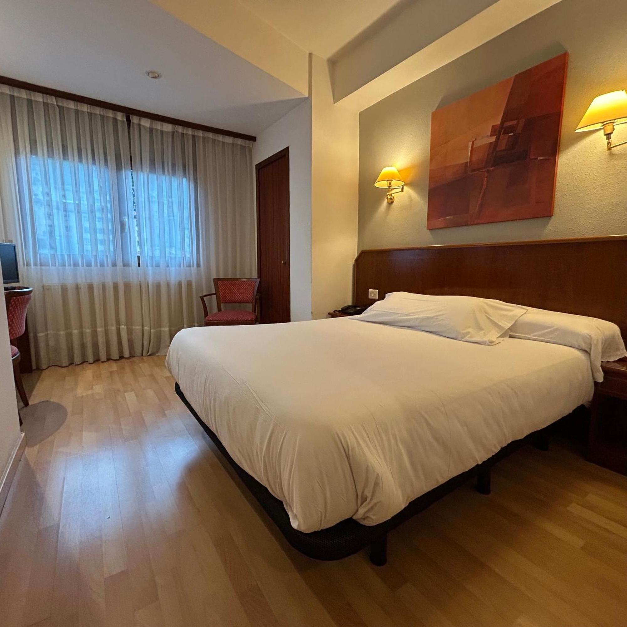 Hotel Unzaga Plaza Эйбар Экстерьер фото