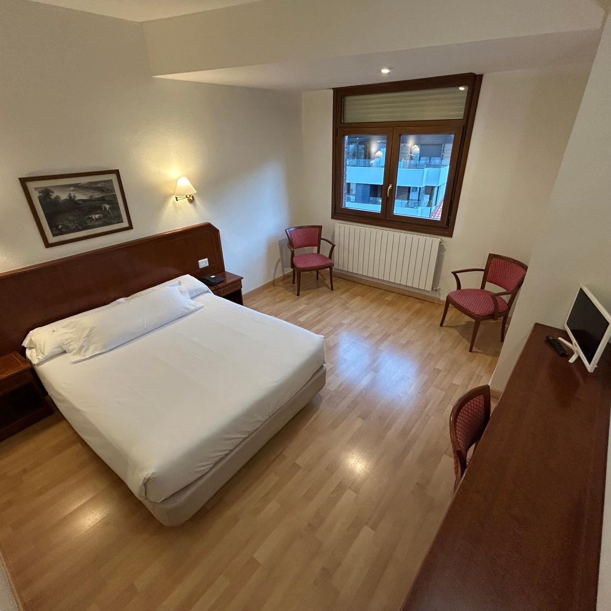 Hotel Unzaga Plaza Эйбар Экстерьер фото